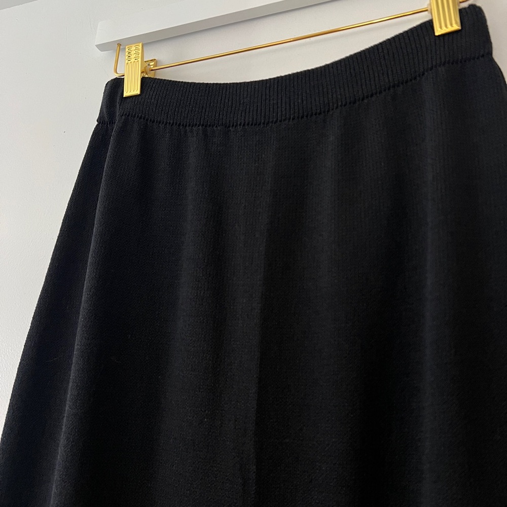 St. John Basic Classic Black Wool Skirt - Picture 5 of 10